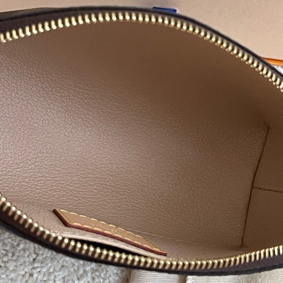 Louis Vuitton Cosmetic Pouch - Picture 6 of 11